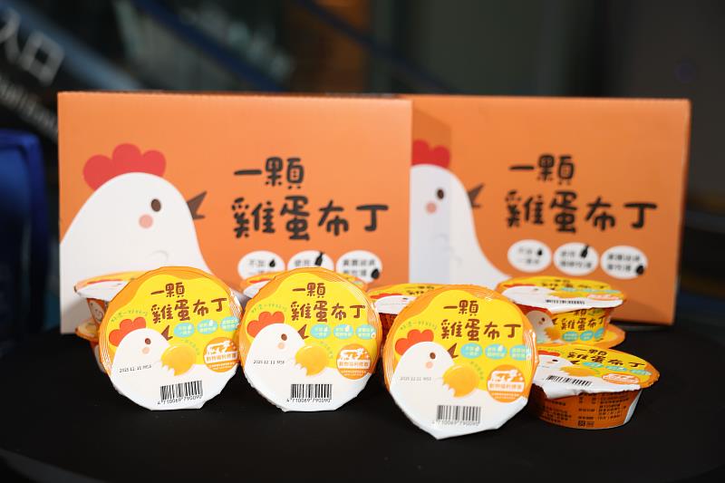 在家樂福全台門市也有用非籠飼雞蛋與動物福利鮮奶製作的「一顆雞蛋布丁」。