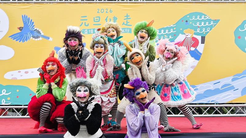 紙風車劇團演出《歡樂雞城故事》,帶領親子認識蛋雞處境。