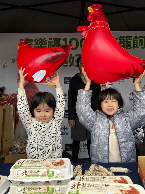 家樂福小志工熱情服務,揪大小朋友一起守護母雞。