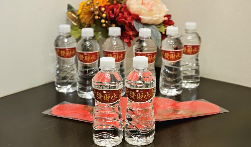 即日起蒞臨全台滙豐銀行分行辦理業務，便有機會獲得超夯的馬年限量招財幸運禮，包含限量38,888瓶的發財水，以及呈現滙豐守護神獅子的福氣滿滿紅包袋。