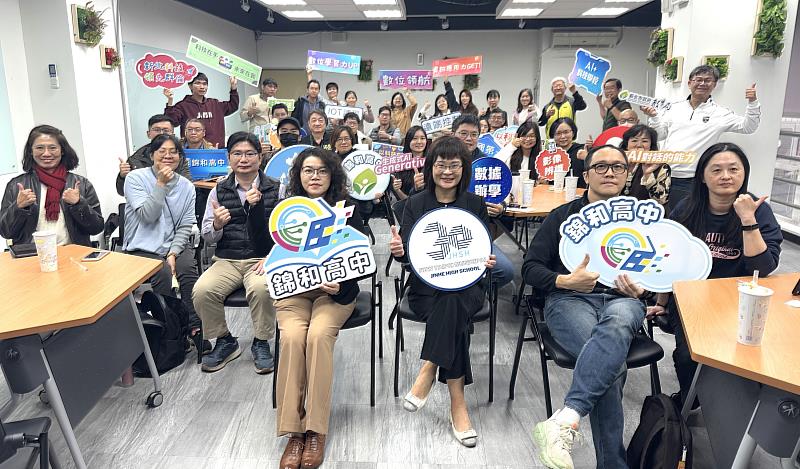 教師研習講座,淡江AI倫理教育資源中心林嘉琪主任(前排右4)、錦和高中張純寧校長(前排右3)到場參與。(圖/新北市教育局提供)