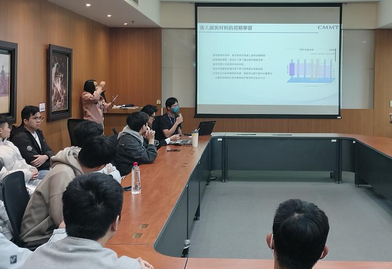 機器人系四年級陳建睿分享在誠美材料科技實習的經驗。