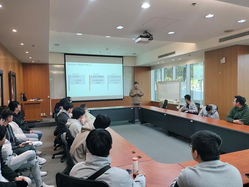 機器人系王建仁主任講評。