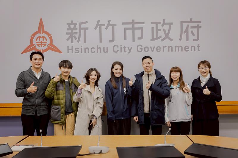 高市長與政策黑客松第3名「我覺得行」團隊合影。