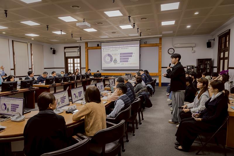 政策黑客松獲獎團隊簡報。