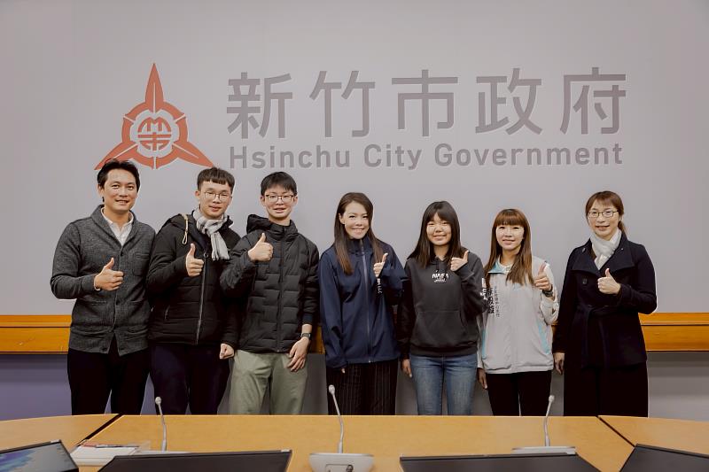 高市長與政策黑客松第2名「王者清華」團隊合影。