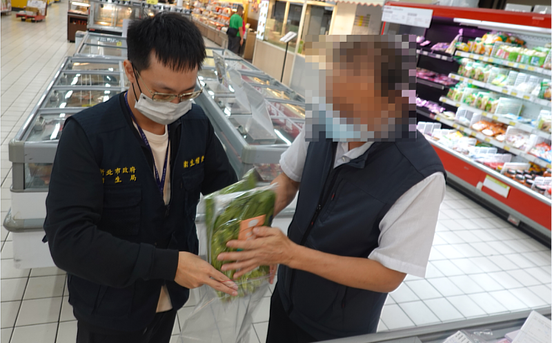 新北市政府衛生局至量販店抽驗菠菜。