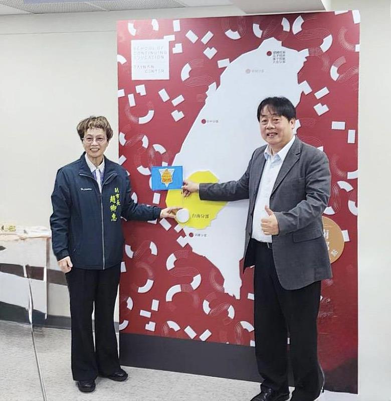 文化大學校長王子奇（右）與台南市副市長趙卿惠（左）於台灣地圖台南插旗，趙卿惠致詞表示，身為文大校友，開幕典禮宛如溫馨校友聚會，並肯定文大推廣教育貼近市民需求。