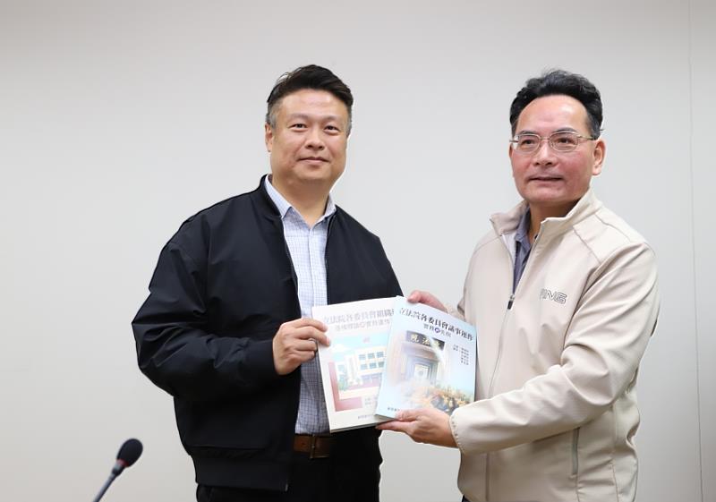 陳錫欽博士贈書給勤益學務長林雲燦（左）博士。