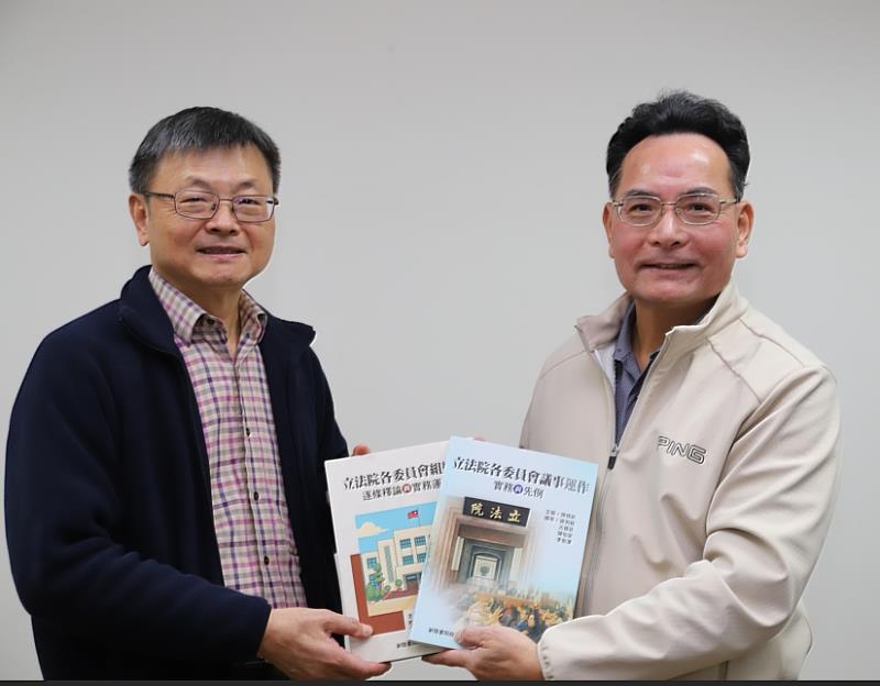 陳錫欽博士(右)贈書給勤益副校長趙貴祥博士。