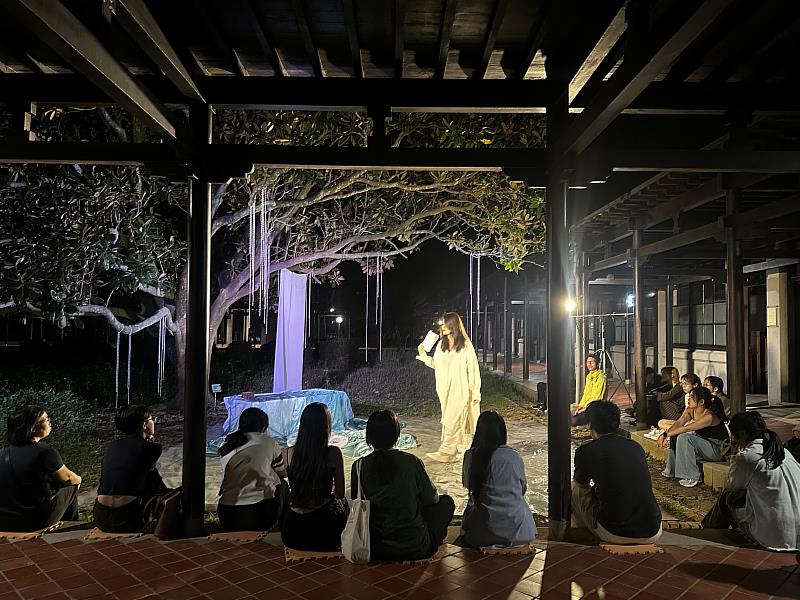 《水生》靈活運用文學院空間進行環境劇場式的展演。