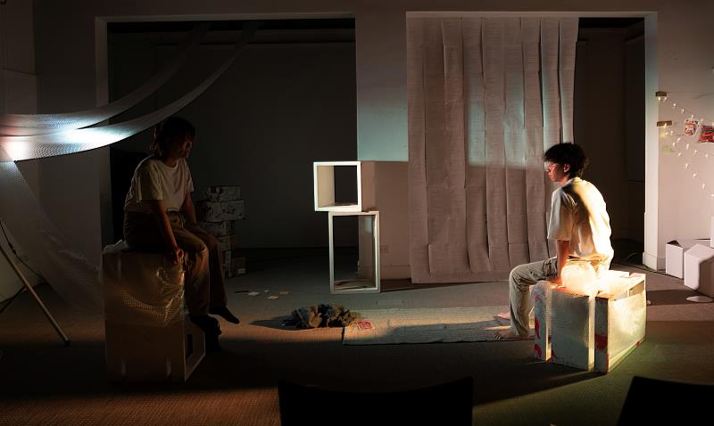 《冰箱（與它的產物）》探討科技時代人與人之間的距離與自我存在方式。