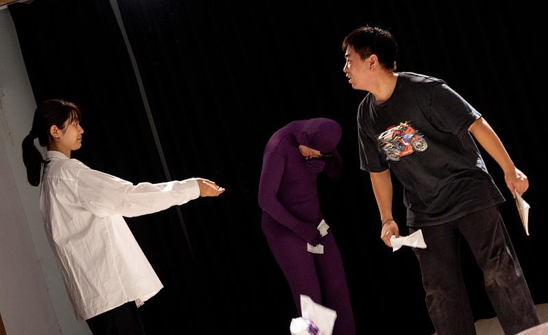 《爸亡別基》以幽默手法處理當代親子關係與生死議題。