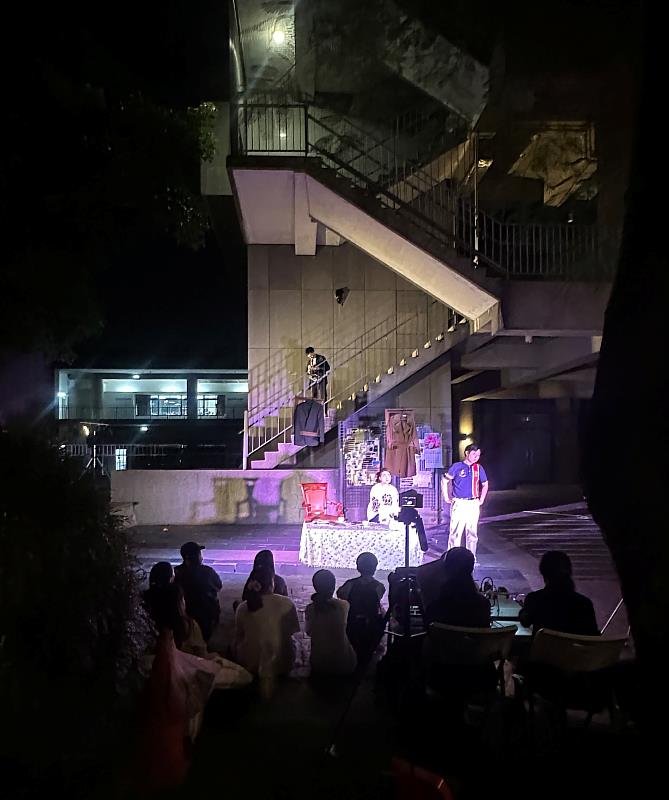 《當生命停滯的那一夜》運用人文大樓外牆與階梯空間進行展演，讓路過的群眾也成為觀眾。