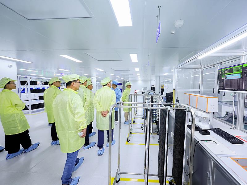 來賓參訪南京廠全新SMT車間,近距離見證自動化與精密製程的實踐。