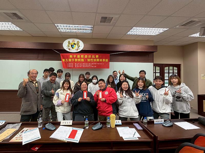 南華大學舉辦和平遊程設計比賽，評審委員與得獎學生合照。