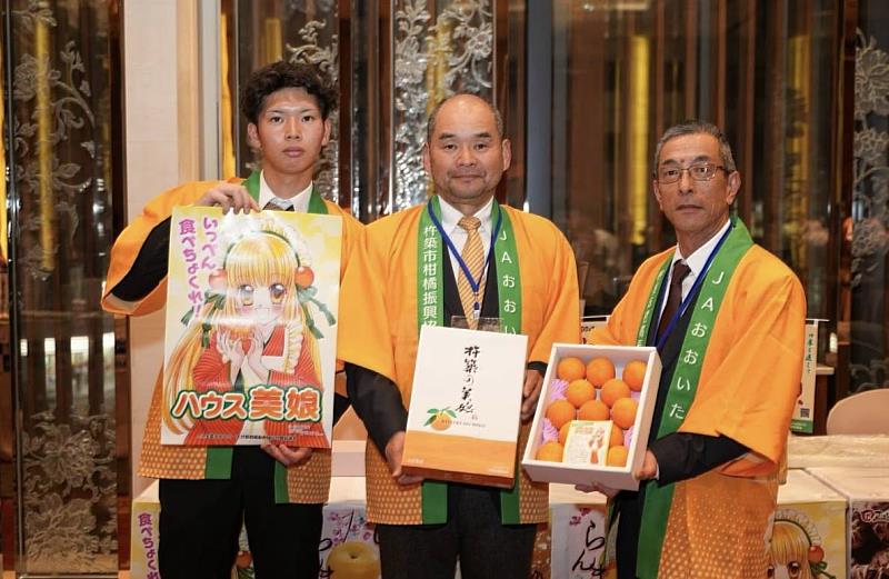 大分縣原創品牌柑橘「美娘」原品種為「天草」，由於栽培難度高、產量稀少而相當珍貴，僅有在溫室栽培的天草中，符合糖度與外觀等嚴格標準的果實，方能以「美娘」之名出貨。