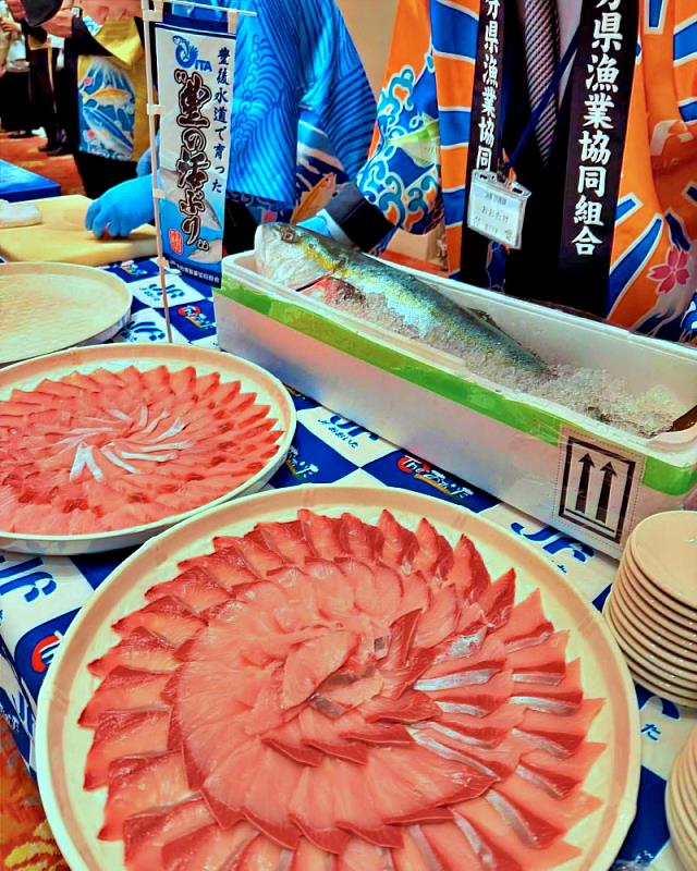 大分縣海域漁場條件多樣且資源豐富,盛產各式水產。其中,大分縣的養殖青甘魚在日本屈指可數,魚隻在得天獨厚的漁場中成長,肉質緊實、油脂豐富。