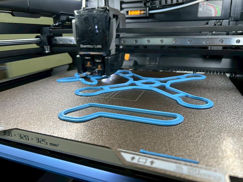 南臺科大電機系學生運用3D列印技術，自主設計並製作獨一無二的無人機造型餅乾模具，將STEM教育的精神轉化為具體的創意載體。