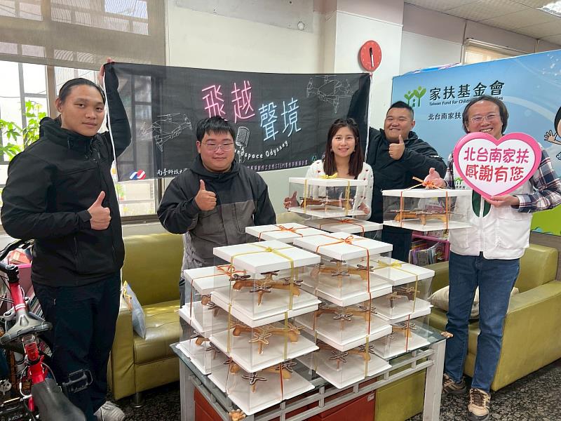 計畫主持人黃玉君老師（中）帶領學生團隊，將親手製作的無人機餅乾致贈予家扶中心北台南辦事處，落實大學社會責任（USR）與溫暖傳遞。