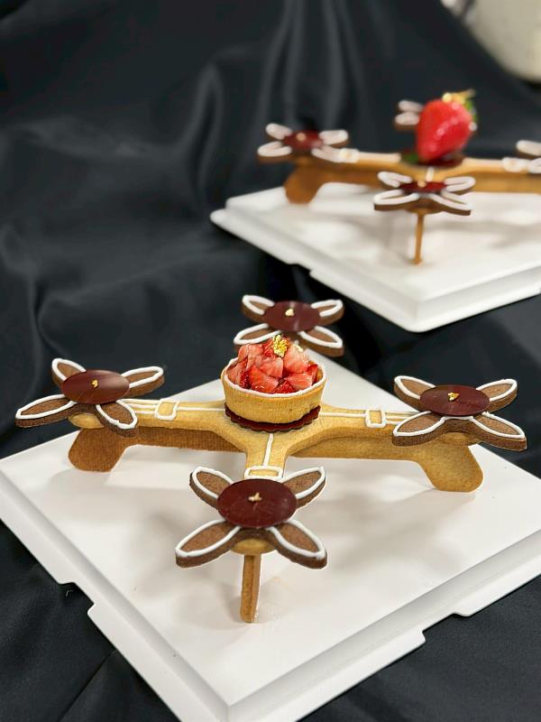 電機系與永續發展學程師生前往餐旅系實習教室，在專業指導下參與餅乾製作與烘焙，親身體驗跨學科專業的融合歷程。