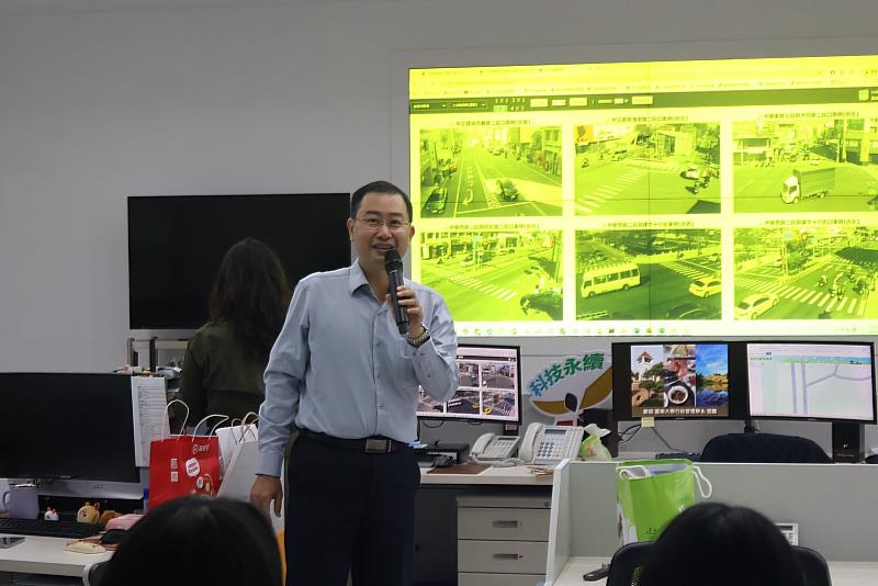 黃柏彰科長向南大師生說明智慧交通中心如何運用科技支援地方治理。