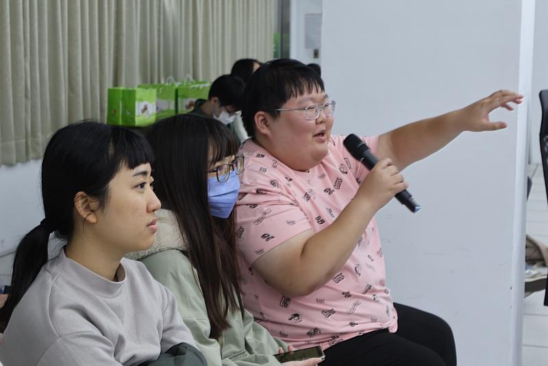 南大行管系學生與黃柏彰科長交流交通政策與資料應用議題。