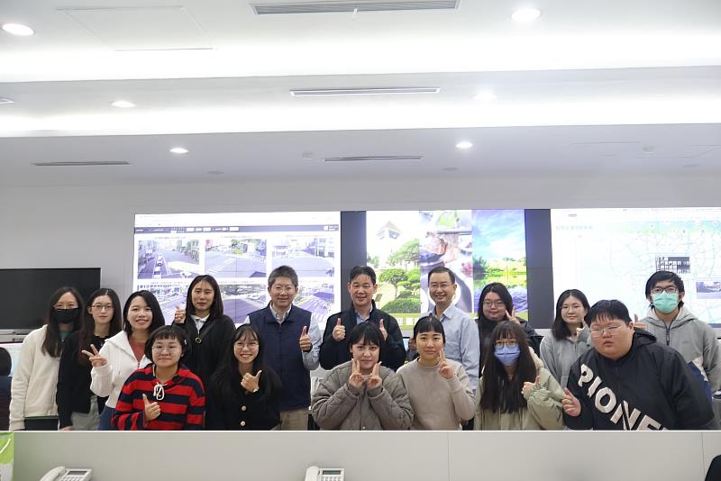 南大行政管理學系師生走入大臺南智慧交通中心，認識智慧交通治理實務。