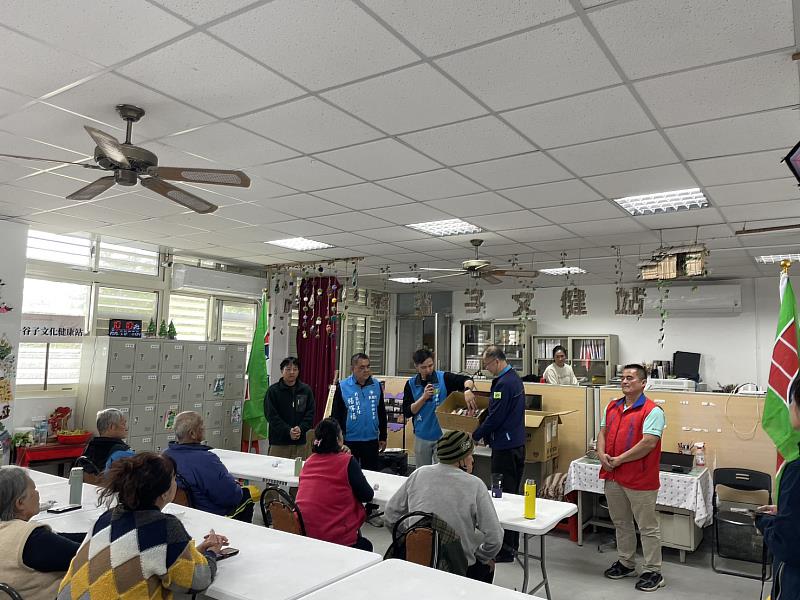 花蓮縣救國團「扶弱送愛、傳愛台灣」關懷長者 溫暖寒冬