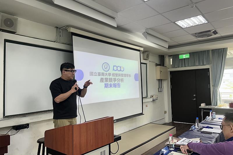 南大經管系攜手万十科技深化產學合作，張儂安總經理與翁千沛業務主任現場給予學生專業回饋。