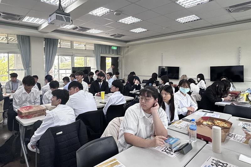 南大經管系「產業競爭分析」課程期末專題成果發表，學生向万十科技業界評審簡報實務提案。