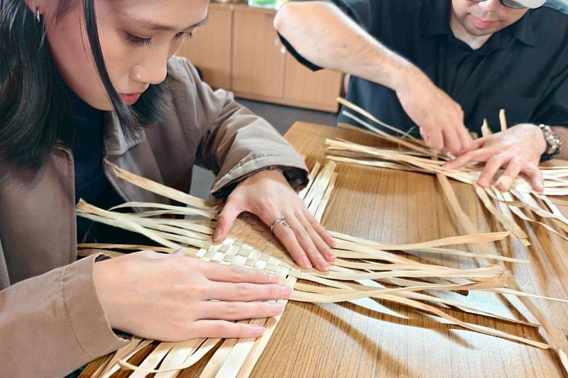 南大原資中心規劃月桃編織體驗，帶領師生在實作中認識魯凱族文化美學與生活智慧。