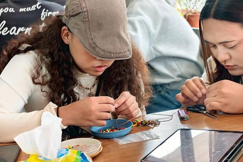 南大師生參與傳統鑰匙圈手作活動，透過親手製作體驗原住民族工藝所承載的文化意涵。