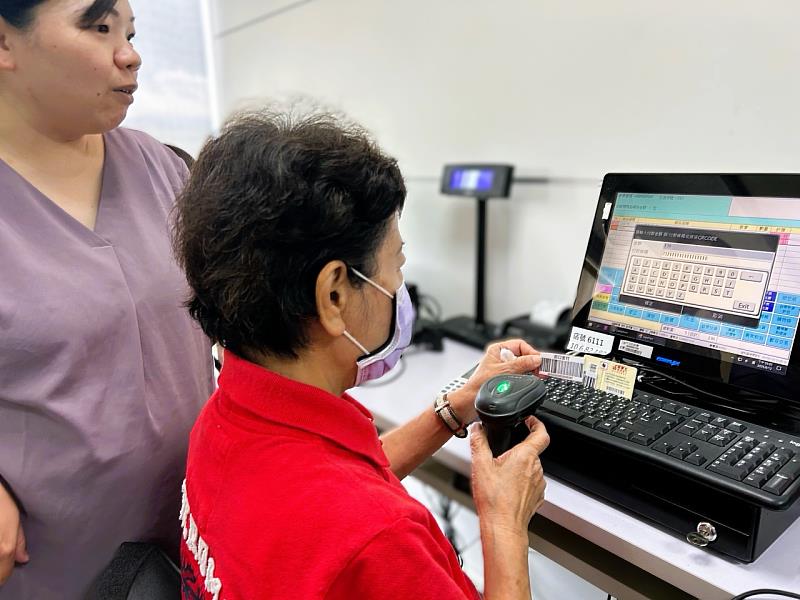 在體驗式徵才活動中，安排中高齡求職者實際操作POS系統，協助提前了解工作情境。