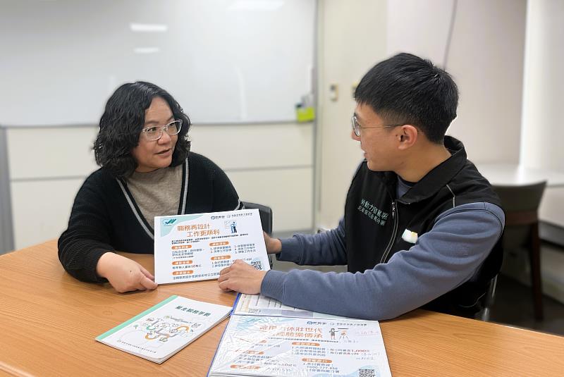 北分署銀髮人才資源中心服務人員（右）向三商家購股份有限公司說明「中高齡職務再設計補助計畫」最新資訊。