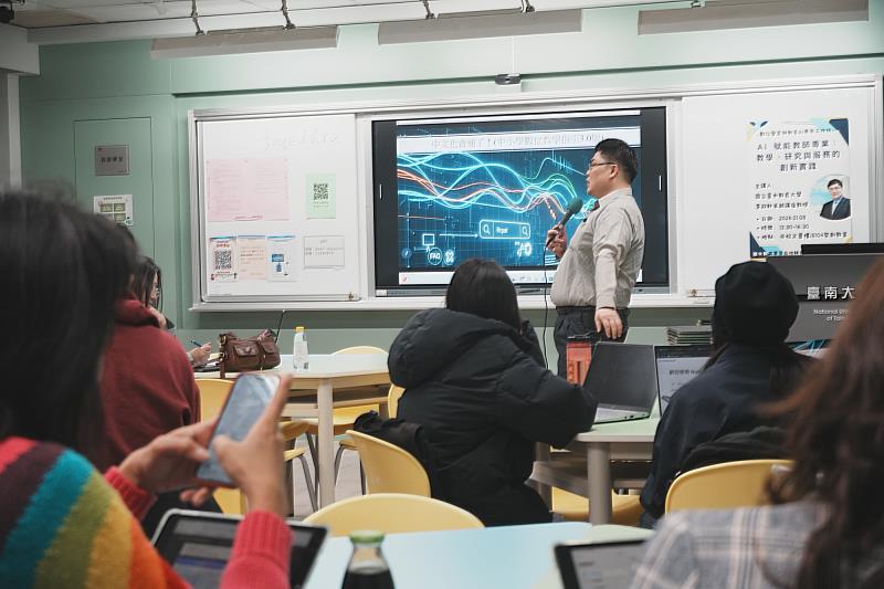 南大教育學系工作坊下午場實作演練，引導學員體驗AI教學應用。