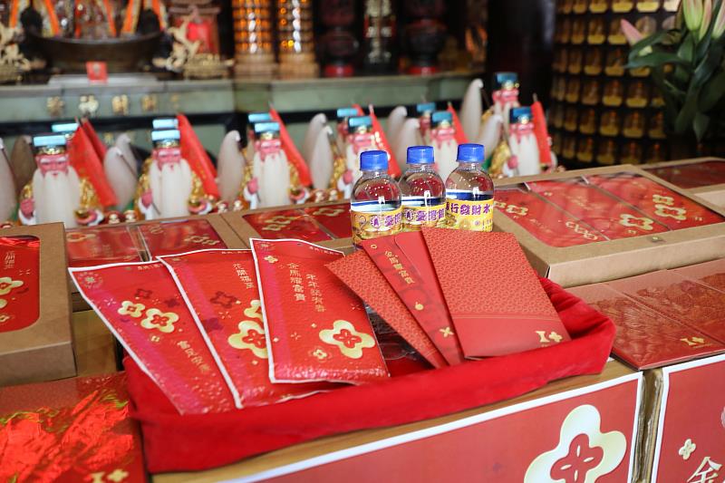 財稅局推出限量紅包袋與幸福米以及台銀加持的發財水。