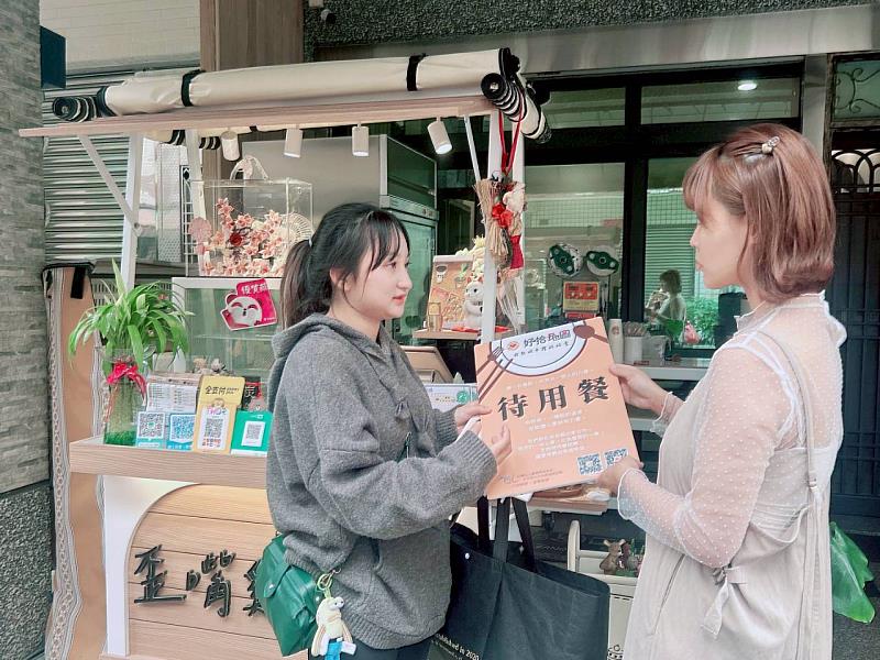 「Lemon Sugar」成員向店家說明好拾地圖企畫內容。