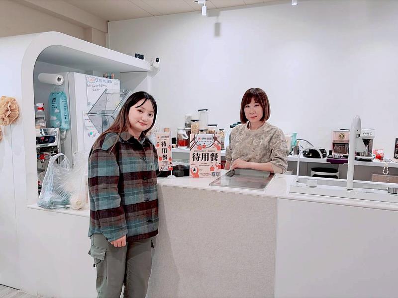 「Lemon Sugar」成員與待用餐合作店家「潮•輕食」合影。