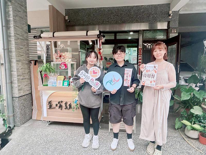 公廣系攜手業主打造「好拾地圖」 ，與販售貝果的合作店家「歪嘴雞」合影。