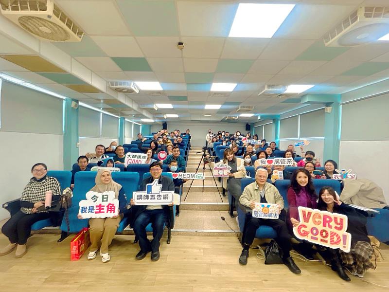 參與專題講座師生合影。