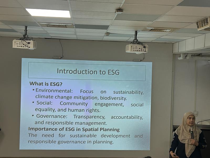 學者Hetty Karunia Tunjungsari進行專題講座。