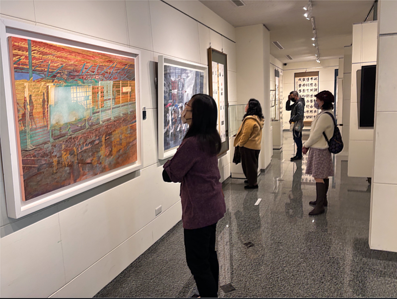 開幕式與會貴賓欣賞作品。（頂新和德文教基金會提供）