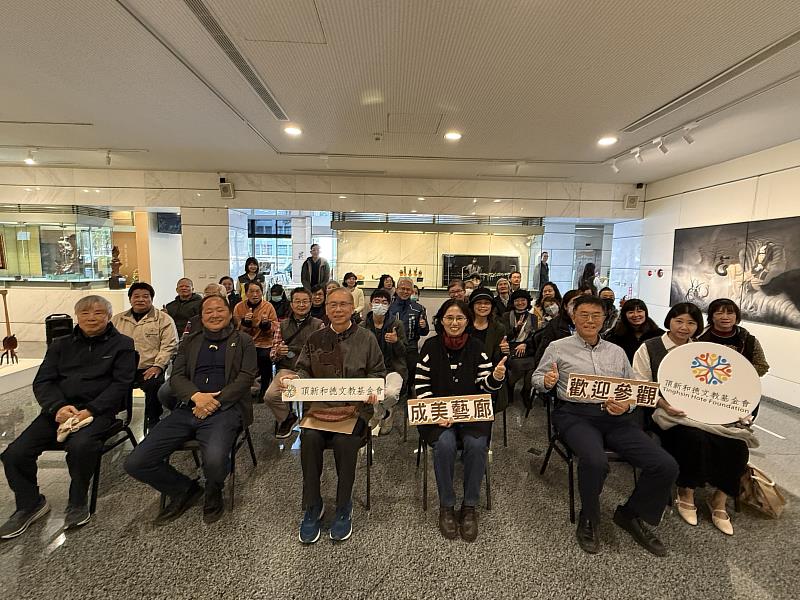 彰化縣文化局張雀芬局長與磺溪獎（膠彩類）得主吳惠淳老師出席開展活動，照片前排左起：施南生老師、台灣工藝聯盟總會葉志誠老師、頂新和德文教基金會陳慶浩副董事長、張雀芬局長、成美文化園薛樂山執行長、吳惠淳老師。（頂新和德文教基金會提供）