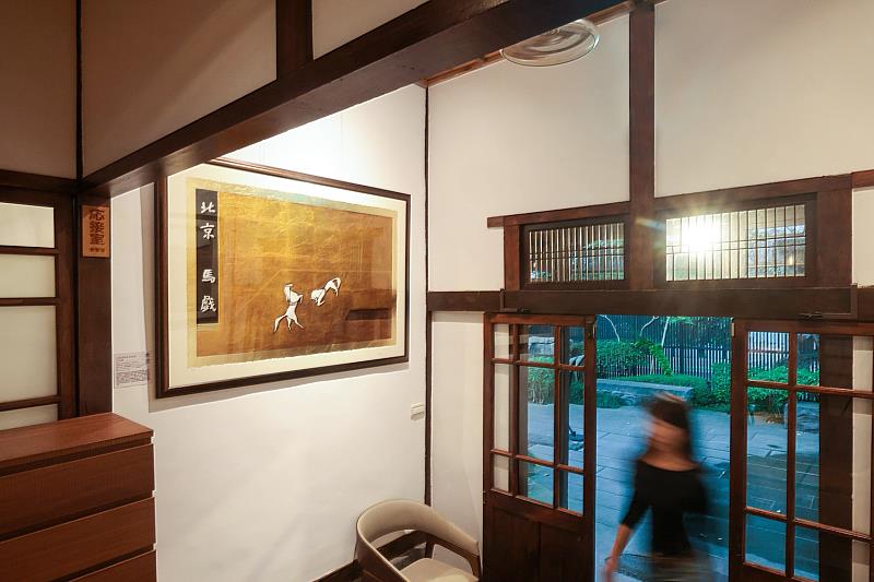 Grittini以極致精確的版畫技法，捕捉馬戲團駿馬奔騰的律動瞬間。透過其獨有的金箔處理技術，使畫面隨光影產生細膩的明暗變化，在保留常玉原作純真趣味的同時，更注入了義大利工藝的強大張力，完美詮釋馬年開拓進取的精神。