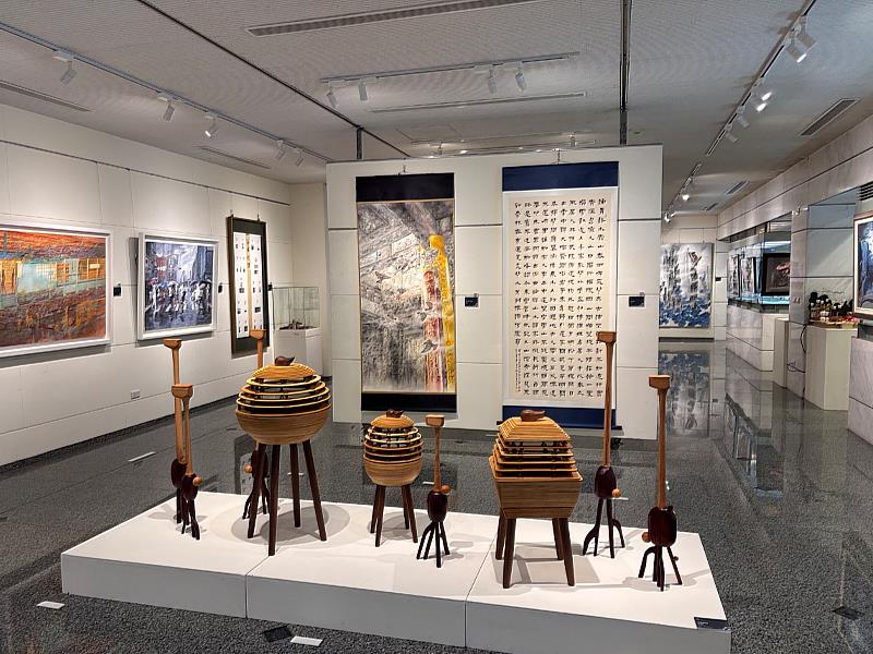磺溪美展巡迴展於成美藝廊展出中。（頂新和德文教基金會提供）