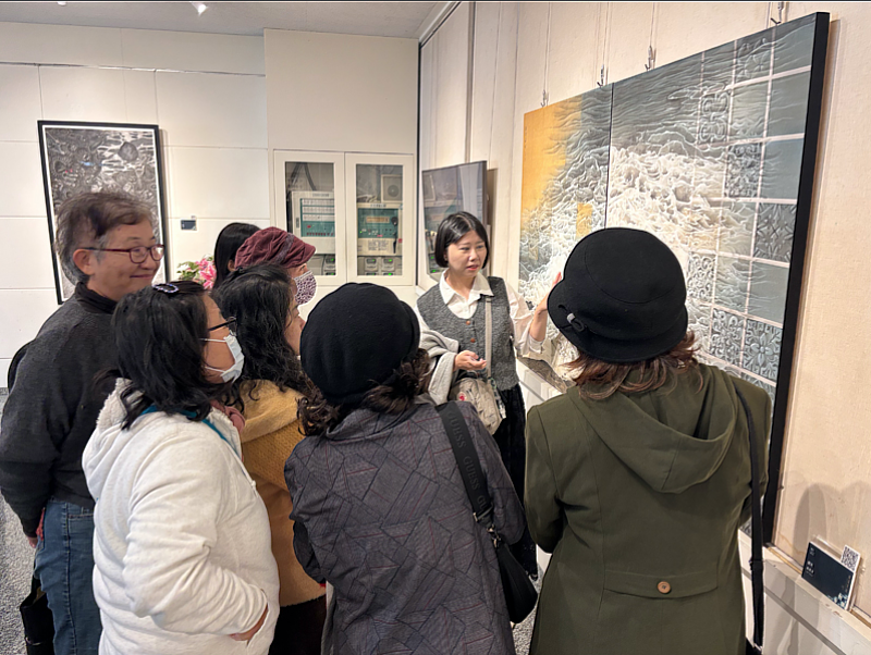 磺溪獎（膠彩類）得主吳惠淳老師與在地心象畫會畫友交流分享。（頂新和德文教基金會提供）