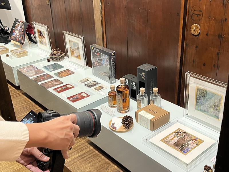 除了馬年限定款外，現場同步特別加映由義大利大師Giuliano Grittini打造的4幅金箔二創精品，開啟一場橫跨東西方的藝術對話。