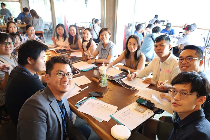 觀光系系友會成立大會，從第1屆系友到最年輕的第15屆都有畢業生代表回校參與。（圖／淡江大學提供）