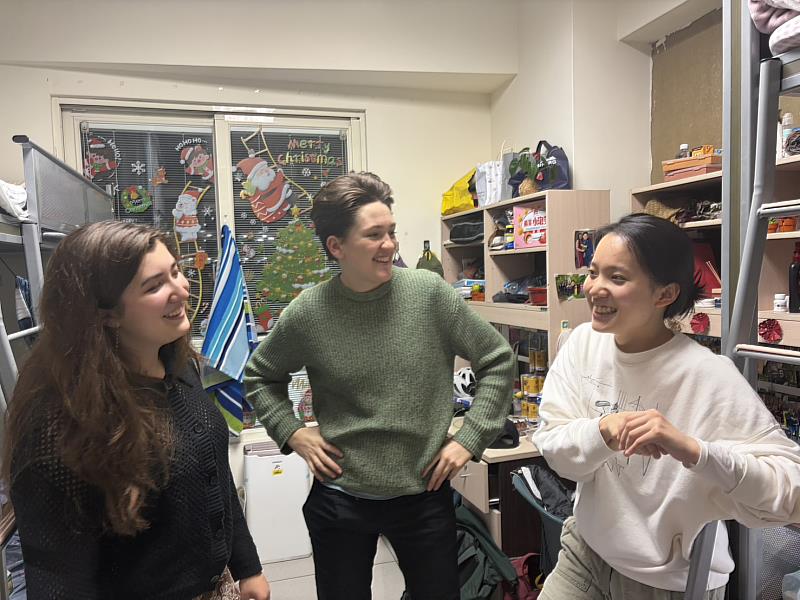 在混合住宿的環境中，學生與外國人玩在一起、學在一起。（圖／淡江大學提供）